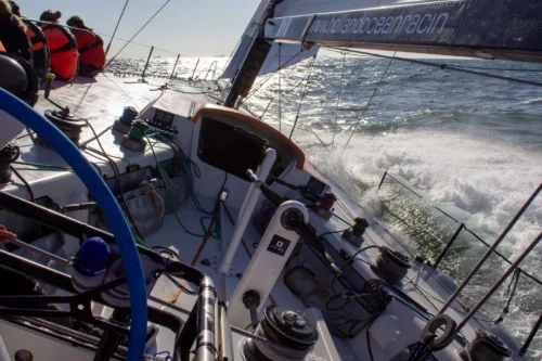 Actie foto tijdens een management training aan boord van de Boudragon, Volvo Ocean Race Yacht