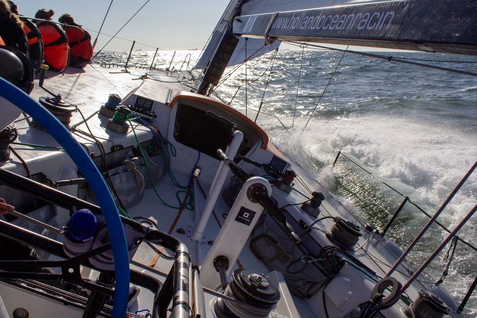 Actie foto tijdens een management training aan boord van de Boudragon, Volvo Ocean Race Yacht
