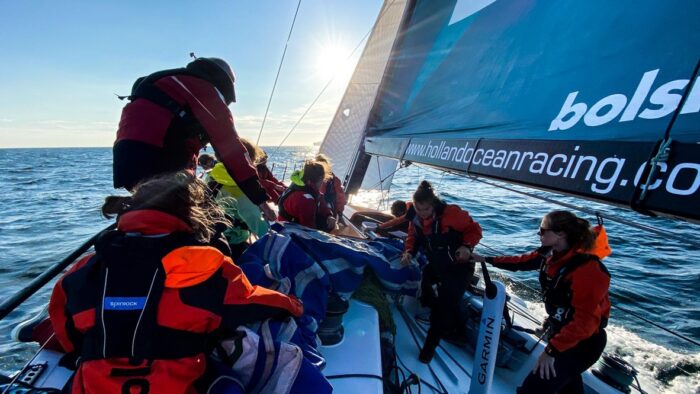 Aan de slag tijdens een teambuilding zeilen met Holland Ocean Racing